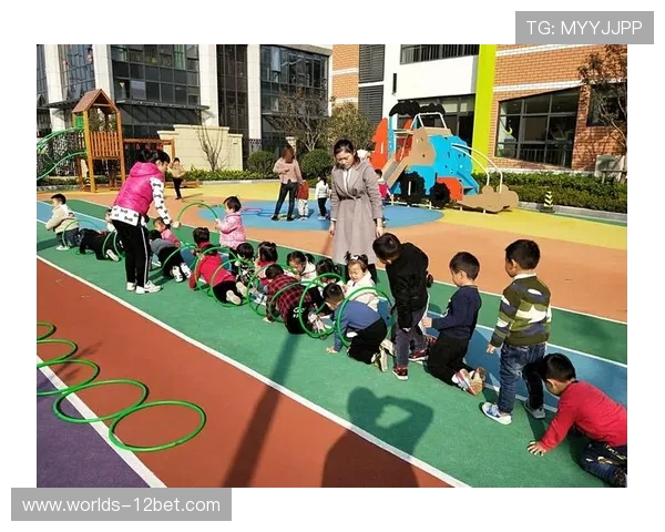 小女孩躺在床上专心玩游戏享受快乐时光的日常生活瞬间